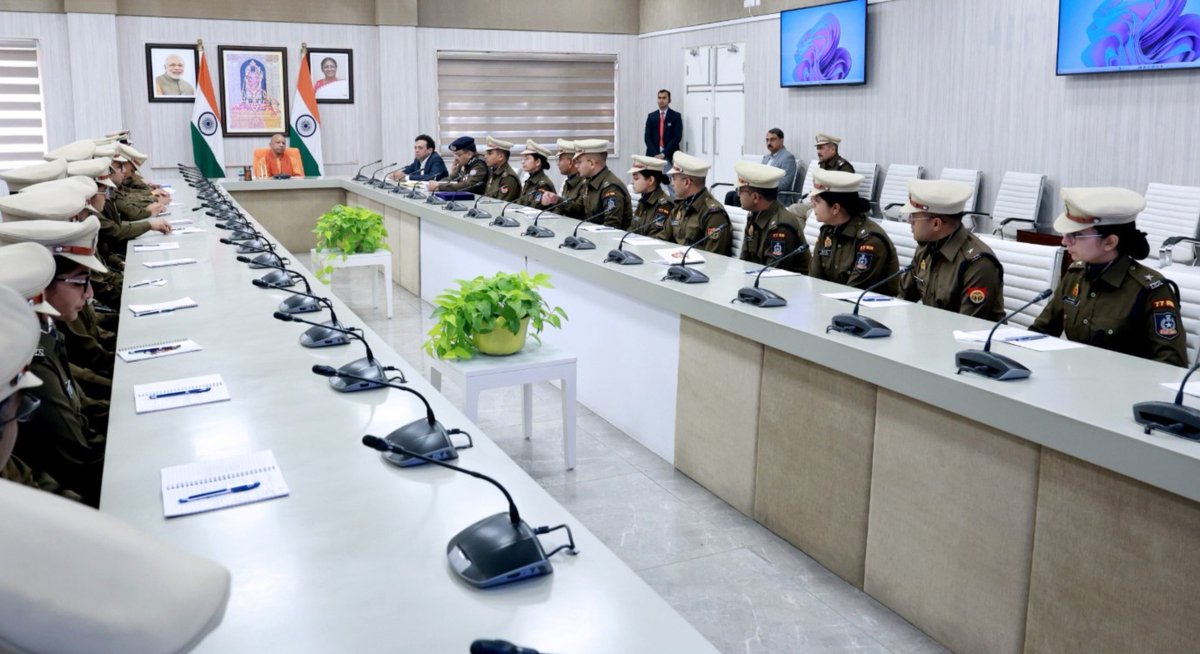 CMOfficeUP's tweet image. #UPCM @myogiadityanath जी से आज भारतीय पुलिस सेवा (आईपीएस) 2023 और 2024 बैच के 23 प्रशिक्षु अधिकारियों ने शिष्टाचार भेंट की।

मुख्यमंत्री जी ने संवाद, संवेदनशीलता और सकारात्मकता को प्रभावी पुलिसिंग का मूल मंत्र बताते हुए सभी प्रशिक्षु अधिकारियों का मार्गदर्शन किया।