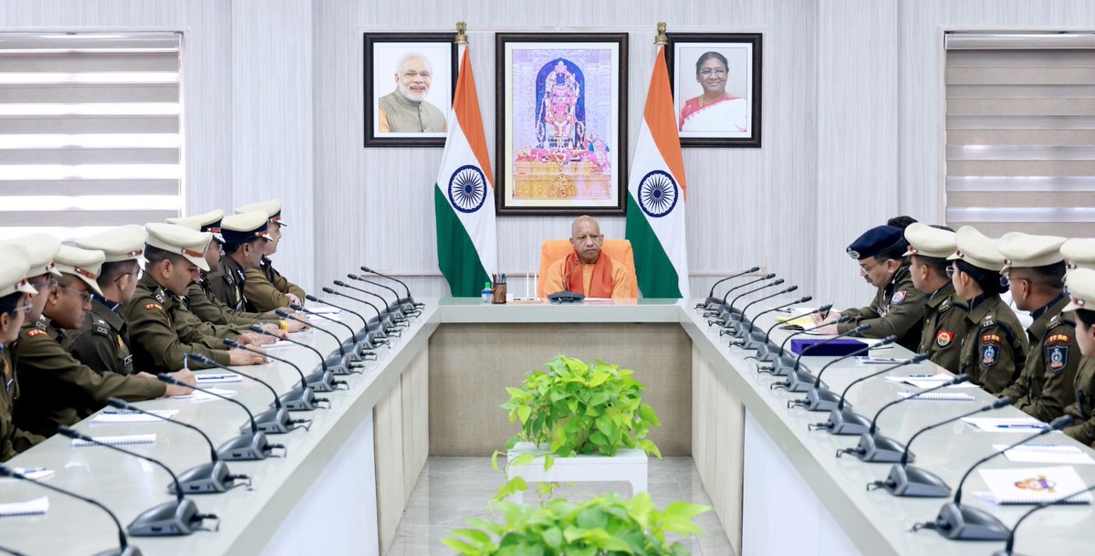 CMOfficeUP's tweet image. #UPCM @myogiadityanath जी से आज भारतीय पुलिस सेवा (आईपीएस) 2023 और 2024 बैच के 23 प्रशिक्षु अधिकारियों ने शिष्टाचार भेंट की।

मुख्यमंत्री जी ने संवाद, संवेदनशीलता और सकारात्मकता को प्रभावी पुलिसिंग का मूल मंत्र बताते हुए सभी प्रशिक्षु अधिकारियों का मार्गदर्शन किया।
