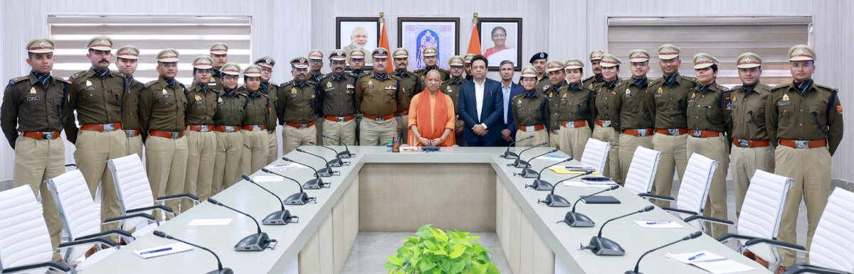 CMOfficeUP's tweet image. #UPCM @myogiadityanath जी से आज भारतीय पुलिस सेवा (आईपीएस) 2023 और 2024 बैच के 23 प्रशिक्षु अधिकारियों ने शिष्टाचार भेंट की।

मुख्यमंत्री जी ने संवाद, संवेदनशीलता और सकारात्मकता को प्रभावी पुलिसिंग का मूल मंत्र बताते हुए सभी प्रशिक्षु अधिकारियों का मार्गदर्शन किया।