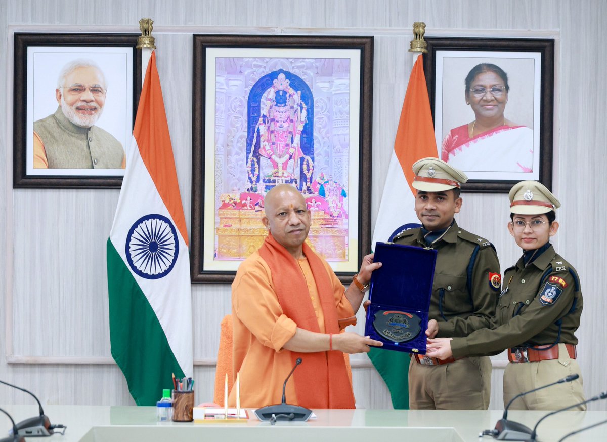 CMOfficeUP's tweet image. #UPCM @myogiadityanath जी से आज भारतीय पुलिस सेवा (आईपीएस) 2023 और 2024 बैच के 23 प्रशिक्षु अधिकारियों ने शिष्टाचार भेंट की।

मुख्यमंत्री जी ने संवाद, संवेदनशीलता और सकारात्मकता को प्रभावी पुलिसिंग का मूल मंत्र बताते हुए सभी प्रशिक्षु अधिकारियों का मार्गदर्शन किया।