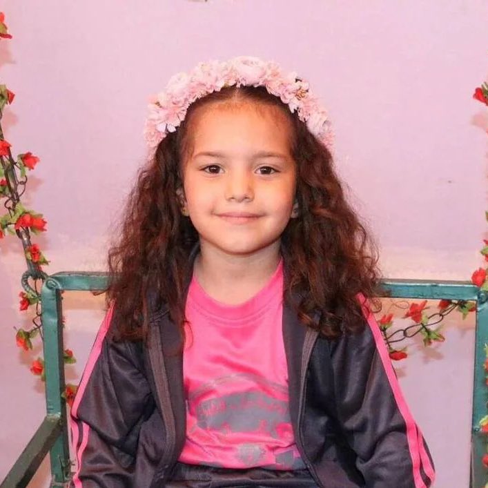 sylcine_'s tweet image. Au téléphone, elle a lancé son dernier appel à l’aide mais l’armée israélienne l’a eu. 335 balles ont été tirées sur cet enfant. Elle s’appelait Hind Rajab, elle avait 6 ans et voici tous les cinémas où vous pouvez voir son histoire.