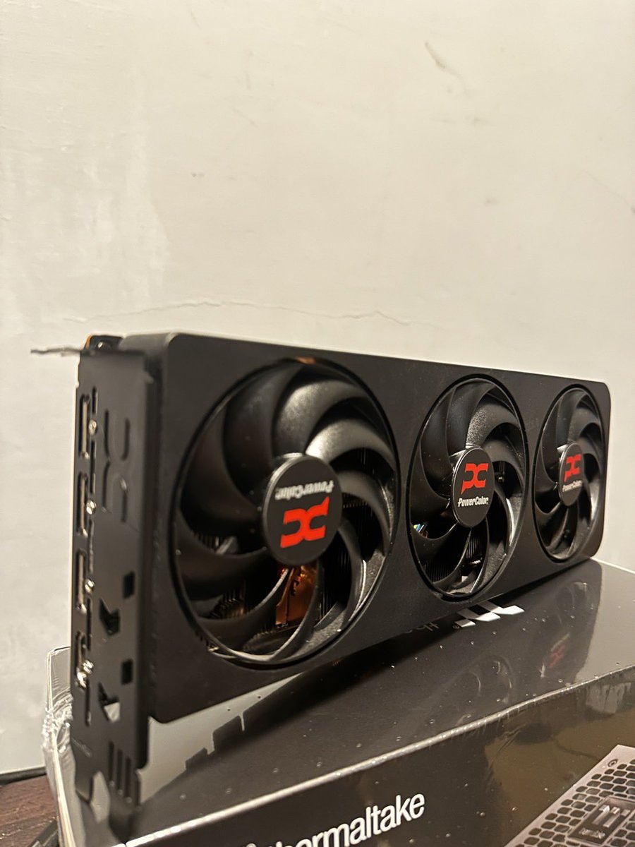 《抽獎》

媽的我從我倉庫翻出一台套裝機
I5-八代
配1050TI
玩給嘍game剛剛好（X

抽給你們

給嘍GAME超級升級包 

RX9700XT-16G  水貨保一個月
TT GT850 850瓦電源供應器

整套 兩萬  對  超他媽便宜
回家千戀萬花1000FPS

追蹤我留言按讚分享
就有機會獲得這台給嘍game套裝機