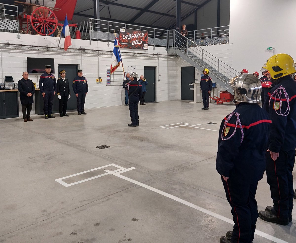 Prefet08's tweet photo. #Cérémonie | David HICHAM, Sous-préfet de Rethel, a rendu hommage ce samedi aux sapeurs-pompiers volontaires et professionnels des #Ardennes au CIS de Juniville à l'occasion de la Ste-Barbe.
↪️ Il a salué leur engagement et leur dévouement quotidiens au service de nos concitoyens https://t.co/FZwMFJkouR