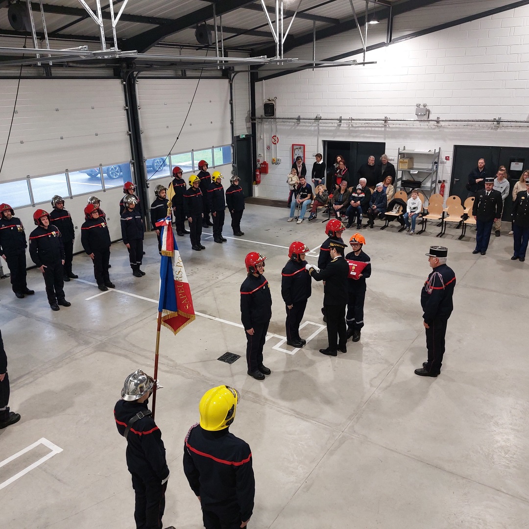 Prefet08's tweet photo. #Cérémonie | David HICHAM, Sous-préfet de Rethel, a rendu hommage ce samedi aux sapeurs-pompiers volontaires et professionnels des #Ardennes au CIS de Juniville à l'occasion de la Ste-Barbe.
↪️ Il a salué leur engagement et leur dévouement quotidiens au service de nos concitoyens https://t.co/FZwMFJkouR