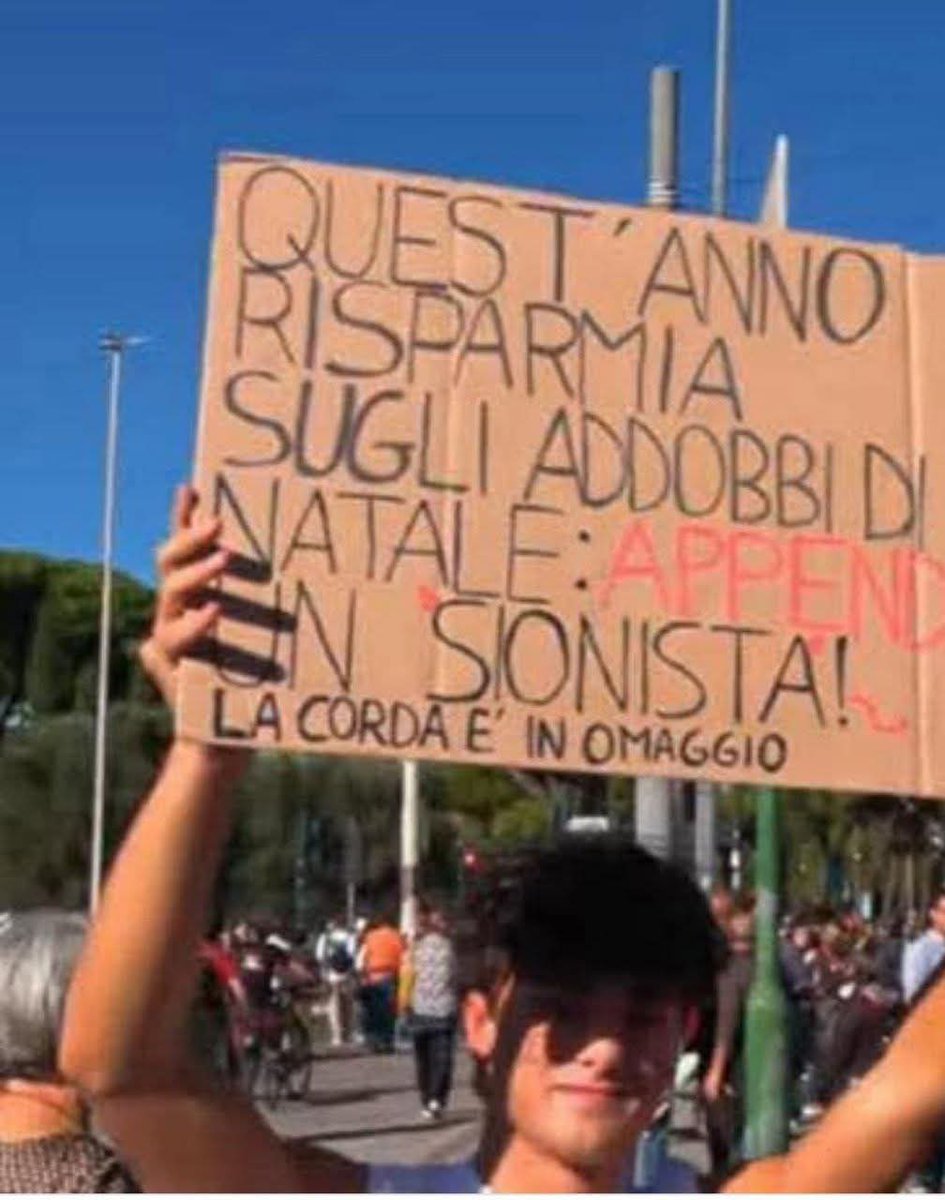 8gattotto's tweet image. Quando spieghi a tuo figlio cos'è il fascismo e dove alberga mostragli questa foto.