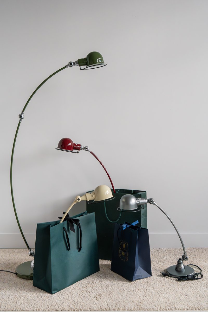 Lumitop_com's tweet image. Sous le sapin ou dans votre intérieur, la lumière Jieldé apporte toujours une touche de magie.
Des lampes fabriquées à la main à Lyon, prêtes à offrir — ou à s’offrir — pour un Noël lumineux et intemporel. 🎁✨

#Jielde #Noel2024 #EclairageDesign #Lumitop