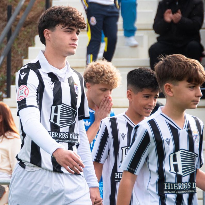 Buenos días blanquinegros 🤍🖤

Ayer nuestra cantera volvió a demostrar que el Club Deportivo Badajoz es una familia 👥

La ilusión de los más pequeños y el ejemplo de nuestros juveniles caminando juntos 😁