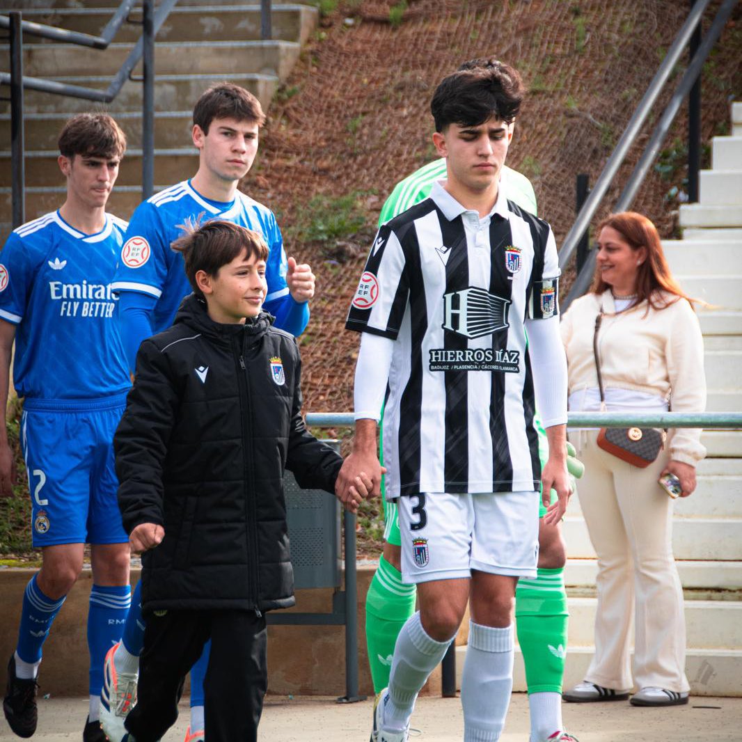 CDBadajoz's tweet photo. Buenos días blanquinegros 🤍🖤

Ayer nuestra cantera volvió a demostrar que el Club Deportivo Badajoz es una familia 👥

La ilusión de los más pequeños y el ejemplo de nuestros juveniles caminando juntos 😁 https://t.co/NwwBiAbGgm