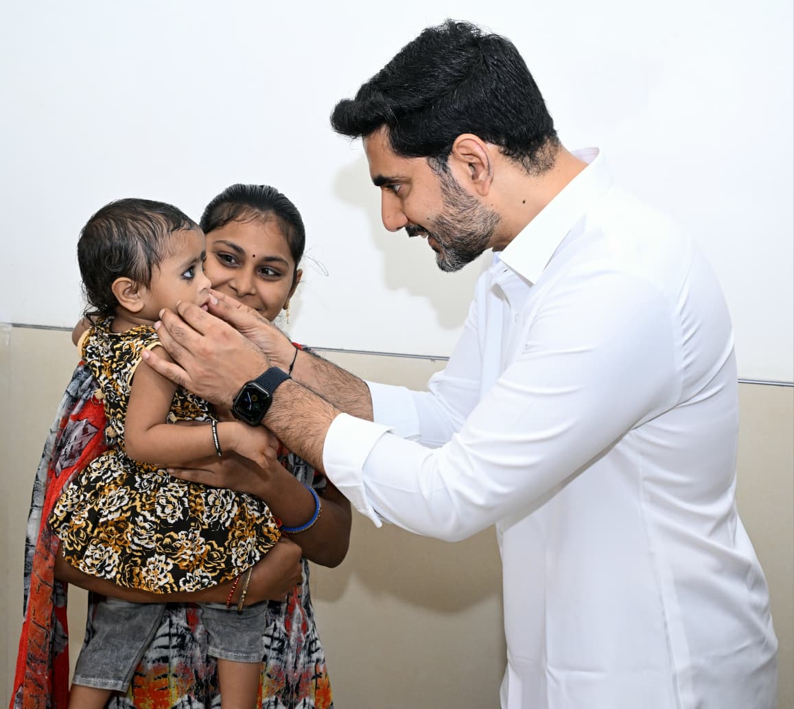 JaiTDP's tweet image. మంగళగిరిలోని తెలుగుదేశం పార్టీ కేంద్ర కార్యాలయంలో విద్య, ఐటీ శాఖల మంత్రి నారా లోకేష్ 76వ రోజు ప్రజాదర్బార్ నిర్వహించారు. మంత్రి నారా లోకేష్ ను స్వయంగా కలిసి సమస్యలు విన్నవించేందుకు రాష్ట్రవ్యాప్తంగా ప్రజలు, పార్టీ కార్యకర్తలు తరలివచ్చారు. ప్రతి ఒక్కరినీ ఆప్యాయంగా పలకరించిన మంత్రి…