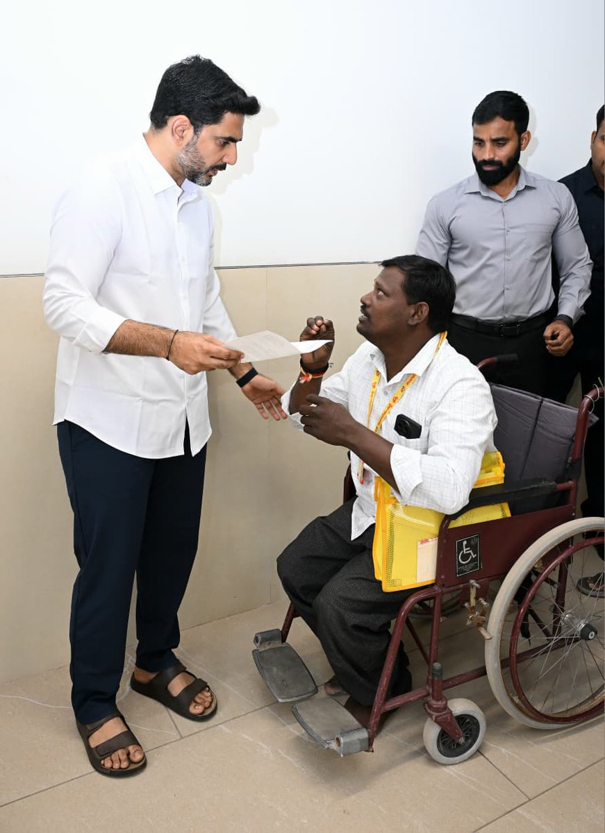 JaiTDP's tweet image. మంగళగిరిలోని తెలుగుదేశం పార్టీ కేంద్ర కార్యాలయంలో విద్య, ఐటీ శాఖల మంత్రి నారా లోకేష్ 76వ రోజు ప్రజాదర్బార్ నిర్వహించారు. మంత్రి నారా లోకేష్ ను స్వయంగా కలిసి సమస్యలు విన్నవించేందుకు రాష్ట్రవ్యాప్తంగా ప్రజలు, పార్టీ కార్యకర్తలు తరలివచ్చారు. ప్రతి ఒక్కరినీ ఆప్యాయంగా పలకరించిన మంత్రి…