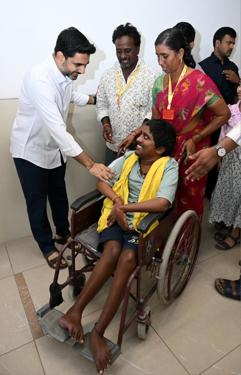 JaiTDP's tweet image. మంగళగిరిలోని తెలుగుదేశం పార్టీ కేంద్ర కార్యాలయంలో విద్య, ఐటీ శాఖల మంత్రి నారా లోకేష్ 76వ రోజు ప్రజాదర్బార్ నిర్వహించారు. మంత్రి నారా లోకేష్ ను స్వయంగా కలిసి సమస్యలు విన్నవించేందుకు రాష్ట్రవ్యాప్తంగా ప్రజలు, పార్టీ కార్యకర్తలు తరలివచ్చారు. ప్రతి ఒక్కరినీ ఆప్యాయంగా పలకరించిన మంత్రి…