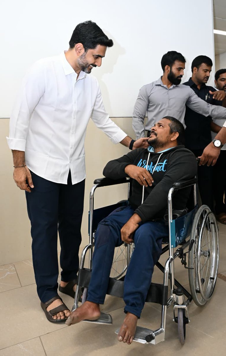 JaiTDP's tweet image. మంగళగిరిలోని తెలుగుదేశం పార్టీ కేంద్ర కార్యాలయంలో విద్య, ఐటీ శాఖల మంత్రి నారా లోకేష్ 76వ రోజు ప్రజాదర్బార్ నిర్వహించారు. మంత్రి నారా లోకేష్ ను స్వయంగా కలిసి సమస్యలు విన్నవించేందుకు రాష్ట్రవ్యాప్తంగా ప్రజలు, పార్టీ కార్యకర్తలు తరలివచ్చారు. ప్రతి ఒక్కరినీ ఆప్యాయంగా పలకరించిన మంత్రి…