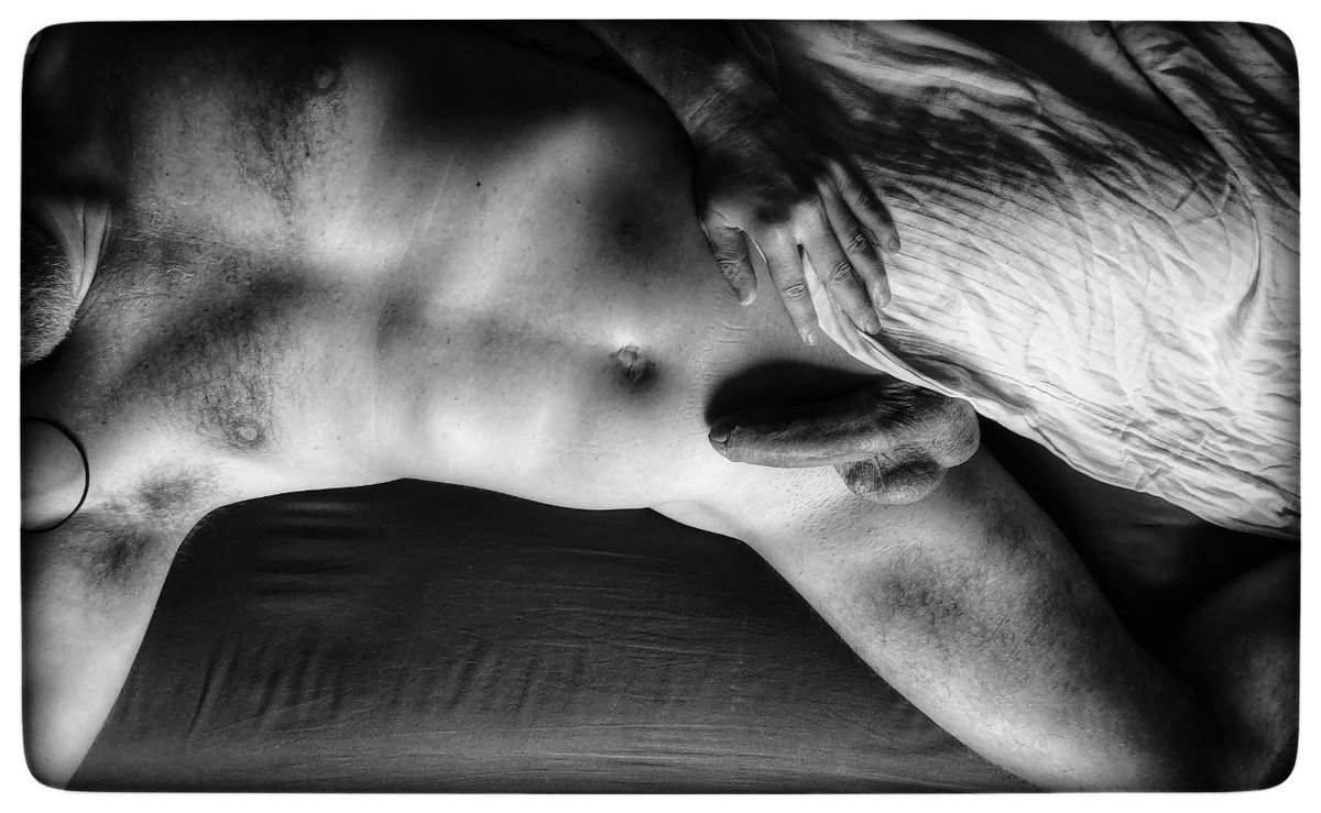 <a href="/JoliesFormes8/">Jolies Formes Anais & Thomas 🌹</a> <a href="/anaislise35/">Moi tout simplement moi</a> En ce froid lundi,
Je serais bien resté au lit...🫦
#AllongeEnNoirEtBlanc
#TousLesCorpsSontBeaux