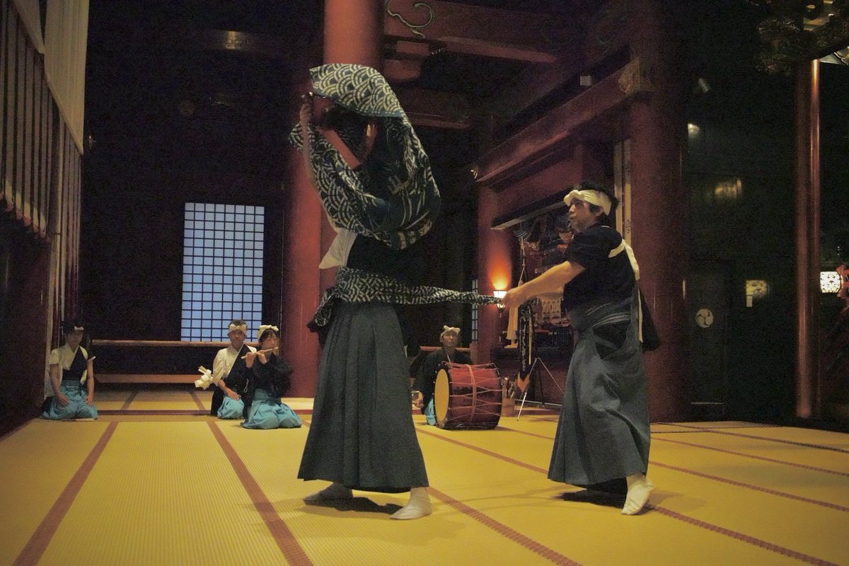 yamaneyamabushi's tweet image. 山根山伏神楽です。
11月30日、羽黒山に参拝し、出羽神社三神合祭殿にて権現舞を奉納させていただきました。
平成12年、平成27年の先輩方の奉納に続くことができ、とてもうれしく思います。
より腕を磨いて、またこの場に立ちたいと思います。

#北上市　#神楽