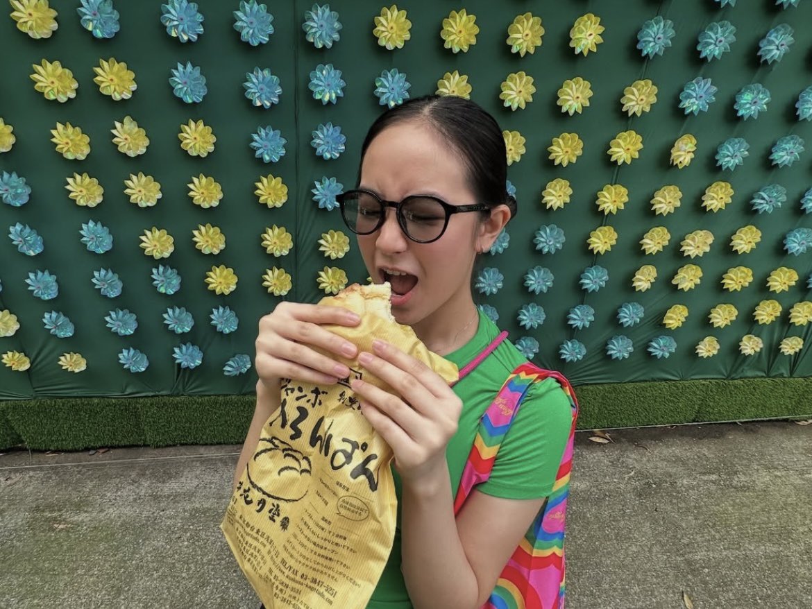 capryss's tweet image. callie &amp;amp; kei
— a filo #capkrys/#captal au

kei (krystal) texted callie (caprice) because she’s sick just to tease and make fun of her since they're academic rivals, but she ended up telling callie to take her medicine.