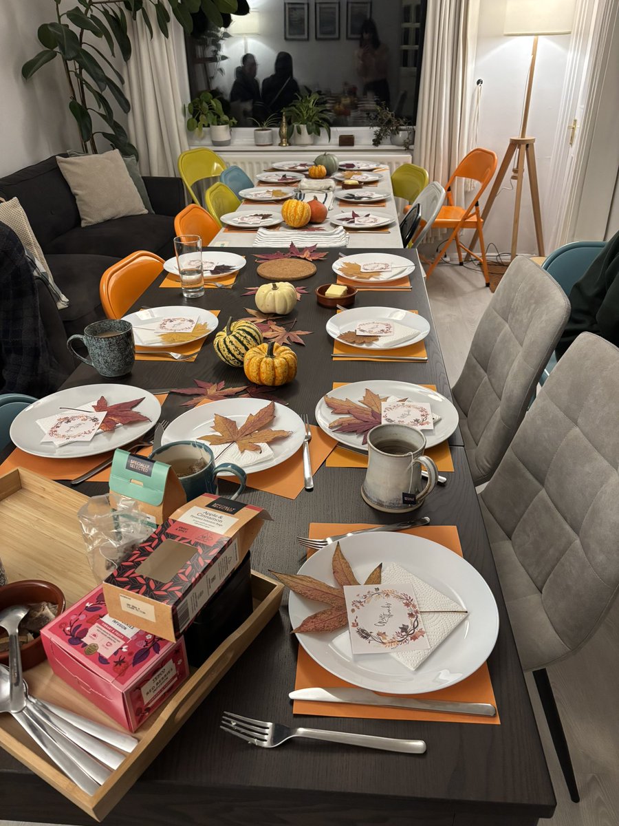 perle_fleur_'s tweet photo. Thanks giving dinner に招待して頂き
とても貴重な時間を過ごさせて頂いた
��さに映画とかドラマとかで見るDinner partyで可愛らしい模様のpumpkinとautum leaves🎃
マカロニチーズグラタンやパンプキンミートパイなど
パンプキンケーキにアップルパイまで全部手作りで
この上なき幸せな体験でした🍁 https://t.co/qqAIkqlMNe