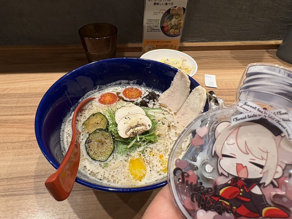 omotikku's tweet image. ページベジベジ！
せっかくだからラーメンストリートでベジソバを食べてから帰るベジねぇ…！
腹の底にほっと収まるキノコの優しい旨味が最高ベジ…