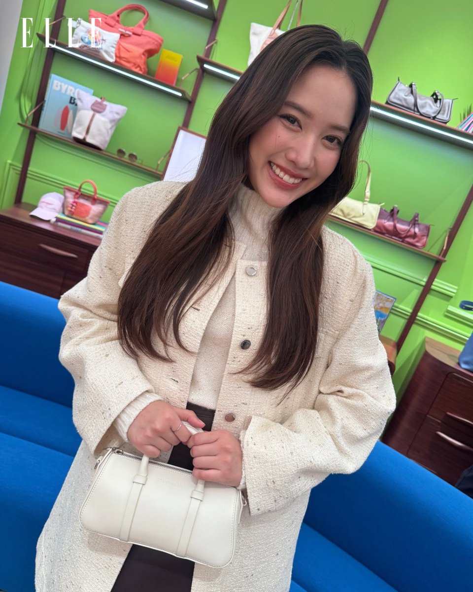 ELLEThailand's tweet image. ช็อตนี้น่ารักร้อยเต็ม! ฟรีน สโรชา @srchafreen เข้าร่วมงาน Longchamp Spring/Summer 2026 Collection Presentation ที่ถ่ายทอดเสน่ห์แบบปารีเซียงผสานความงามของฤดูกาลที่ Central Embassy

SAROCHA JOIN LONGCHAMP SS26
#ELLEThailand 
#longchampthailand
#srchafreen
#LongChampSS26xFreen