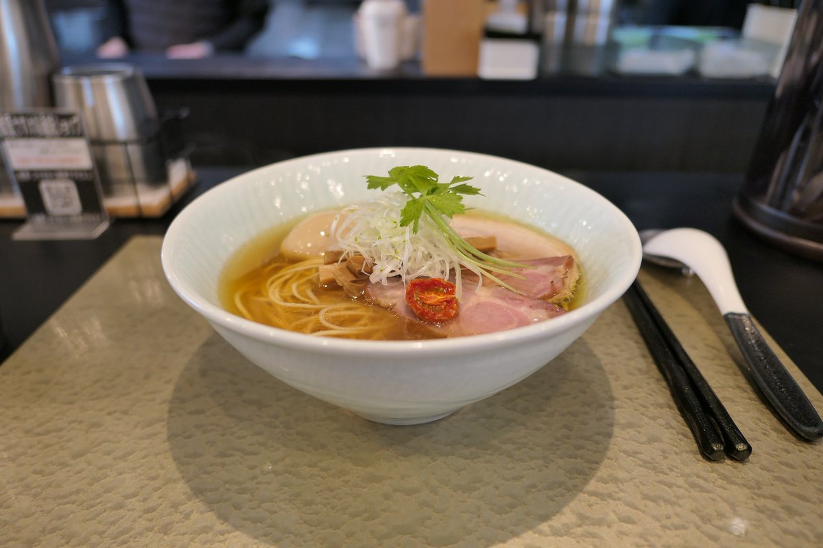 ImLUVit777's tweet photo. 【白醤油】麺屋さすけ本店さんを
いつも限定ばかり行ってしまいますからね🤤たまには原点回帰でしょう？原点？なのかわかりませんがレギュラーメニューを愉しみましょうと白醤油…なにこれ爆美味🤤🤤🤤もう、何食べても美味いんだからなあレギュラーメニューもいっとかなあかんね！ https://t.co/o0l5orQeB3