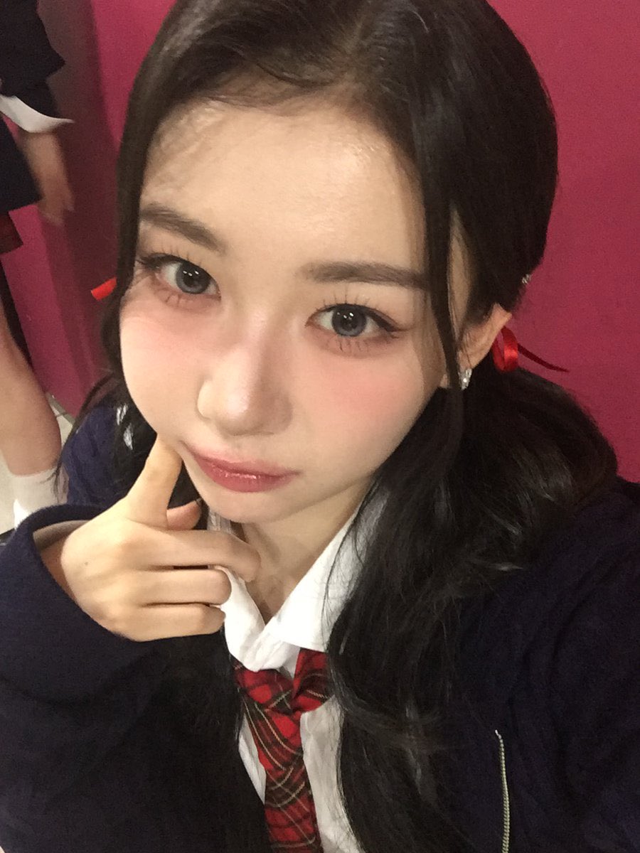 kaedde's tweet image. when its the cutest kaede selca competition and your opponent is twin tail kaede