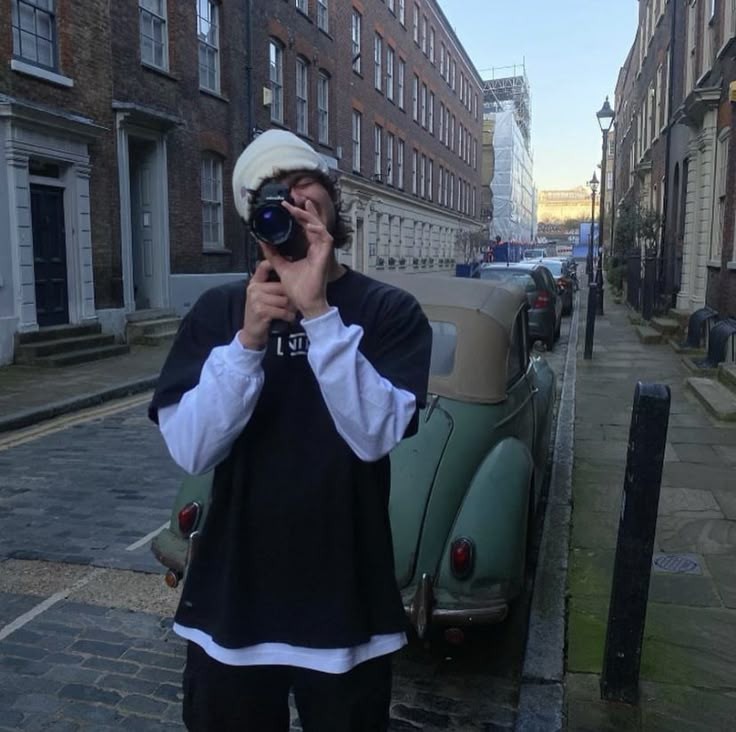 SUPERBLOOMCASH's tweet image. your camera roll if calum hood was your boyfriend: