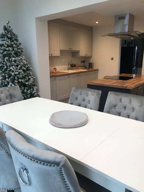 DirectKitchens1's tweet image. ❄️ It's officially 1st December! ❄️

Direct Kitchens is fully in Christmas mode and the countdown is on!

Here’s a look back at some of the kitchens we’ve installed over the years with a festive twist.

#December #Christmas #KitchenRanges #ModernKitchen