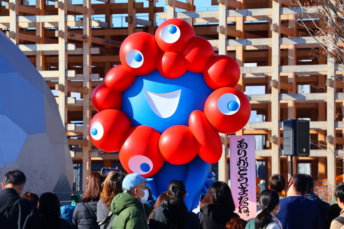 expo2025_japan's tweet image. 🔴ミャクミャク旅立ちセレモニー🔵
 
万博会場内の東西ゲート付近でみなさんをお迎えしてきた #ミャクミャク のモニュメント
 
11/29、抽選に当選された大阪府民のみなさんとともに感謝を伝えました✨
 
ミャクミャク、ありがとう！
 
#EXPO2025 #EXPO2025Forever