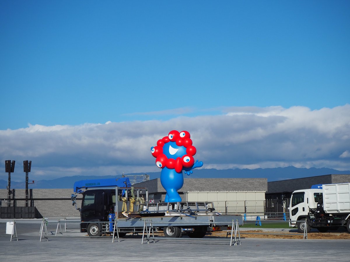 expo2025_japan's tweet image. 🔴ミャクミャク旅立ちセレモニー🔵
 
万博会場内の東西ゲート付近でみなさんをお迎えしてきた #ミャクミャク のモニュメント
 
11/29、抽選に当選された大阪府民のみなさんとともに感謝を伝えました✨
 
ミャクミャク、ありがとう！
 
#EXPO2025 #EXPO2025Forever