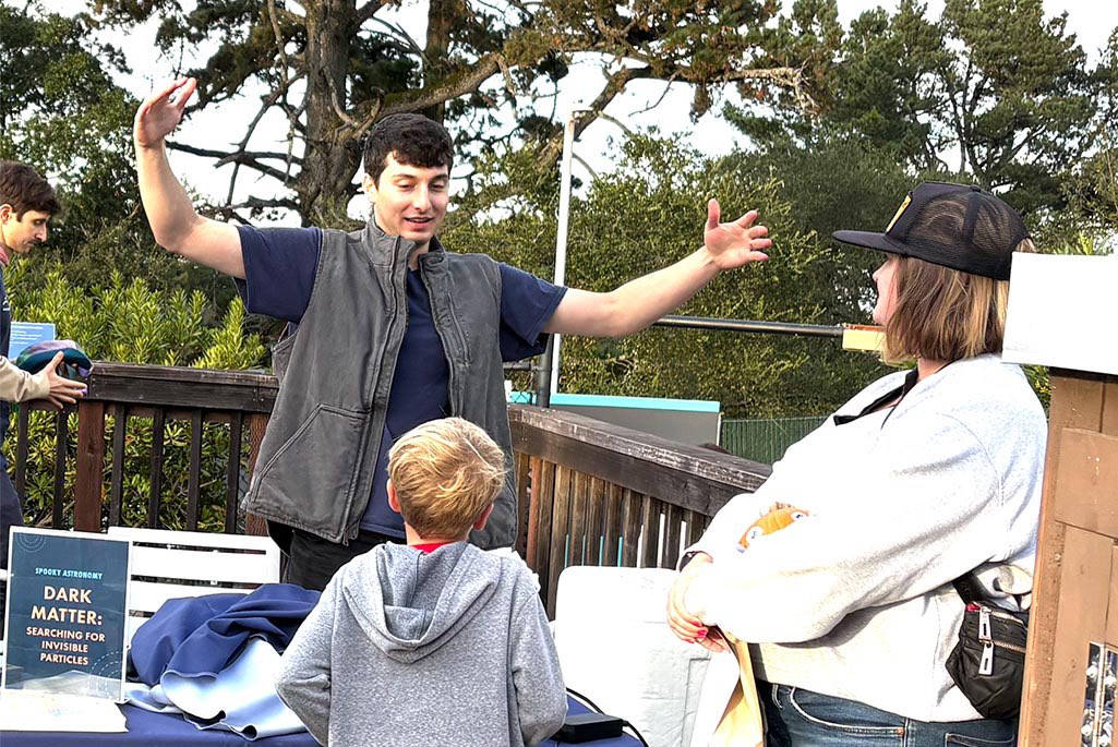 lzdarkmatter's tweet photo. @SanfordLab @penn_state @UniofOxford 🔹The LBNL group took part in Spooky Astronomy at the Chabot Observatory and HALLoween at Lawrence Hall of Science. 🎃 They got the public involved in dark matter activities and even had a cloud chamber! ☁️ https://t.co/Id6TcvTawJ