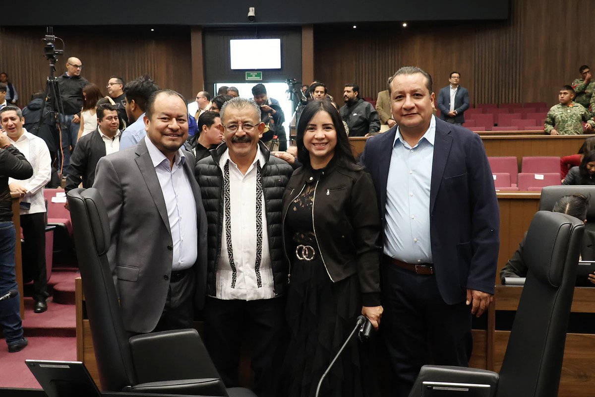 Elisa_ZepedaOax's tweet photo. Buenos días, amigos y amigas de las redes sociales.
Esta mañana recibimos en el @CongresoOaxaca_ el Tercer Informe del gobernador @salomonj.
Celebramos cada una de las acciones impulsadas para el desarrollo de los pueblos indígenas de nuestra tierra.
#Oaxaca #3erInforme https://t.co/EoNJmrM9cA
