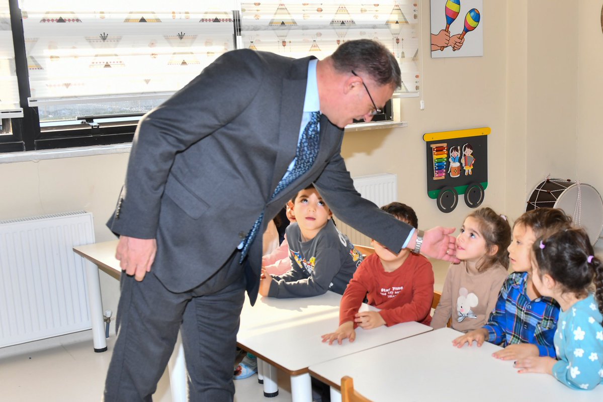 Valimiz, Van Gölü Anaokulunu Ziyaret Etti

Valimiz Sn. Ozan Balcı, Edremit İlçesindeki Van’ın en modern anaokulu olan 12 derslikli Van Gölü Anaokulunu ziyaret etti. 

Sınıfları dolaşan Valimiz, “İlimizde eğitim alanında çok güzel yatırımlar yapıyoruz. Bu eğitim yatırımları çok