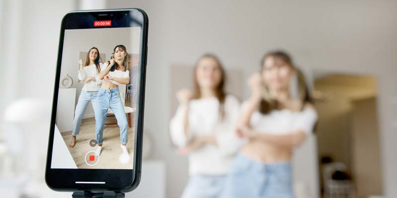 Plataformas como YouTube Shorts lideran el consumo de vídeos cortos, seguida de TikTok y Facebook. Los vídeos cortos, directos y verticales captan la atención más rápido y generan más interacción que los formatos tradicionales.