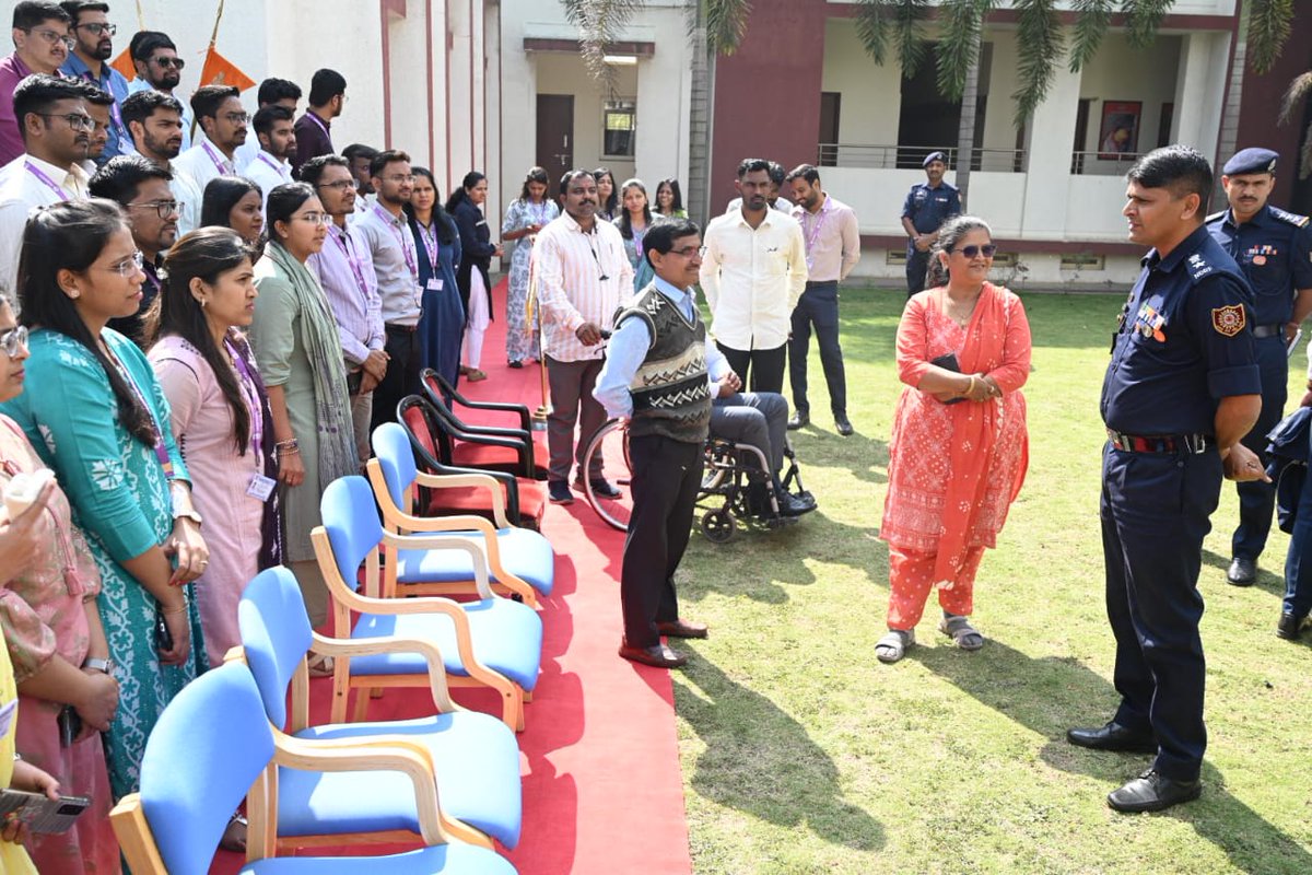 05NDRF's tweet photo. 🌟 5 BN NDRF hosted a one-day visit for 147 Class I Officers from Yashada Pune (MH),witnessing high rise demonstration and visiting equipment gallery & hands on practice of BLS ,CPR,soft tissue injury for all participants. Strengthening disaster response for the future! #NDRF #CBRN"
@NDRFHq
@PIBMumbai
@SDMAMaharashtra