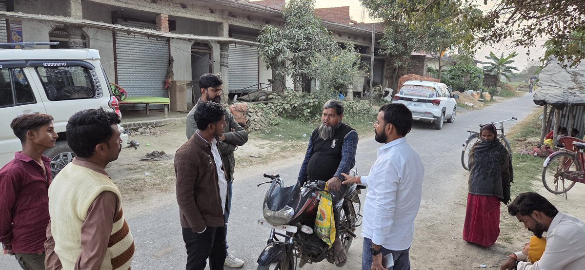 AbhisheknirajRG's tweet image. अपनों के बीच खड़े होकर एक ही बात महसूस होती है
यही लोग ताक़त हैं, यही लोग हौसला हैं।
आप सबका साथ ही मेरी सबसे बड़ी पूंजी है।
आपकी मुस्कान, आपका विश्वास और आपका आशीर्वाद ही
मेरे हर कदम को दिशा देता है।
यहीं से संघर्ष की शुरुआत होती है और
यहीं से जीत की राह निकलती है।