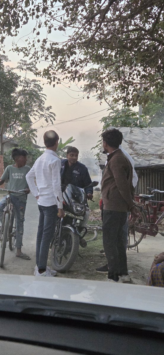 AbhisheknirajRG's tweet image. अपनों के बीच खड़े होकर एक ही बात महसूस होती है
यही लोग ताक़त हैं, यही लोग हौसला हैं।
आप सबका साथ ही मेरी सबसे बड़ी पूंजी है।
आपकी मुस्कान, आपका विश्वास और आपका आशीर्वाद ही
मेरे हर कदम को दिशा देता है।
यहीं से संघर्ष की शुरुआत होती है और
यहीं से जीत की राह निकलती है।