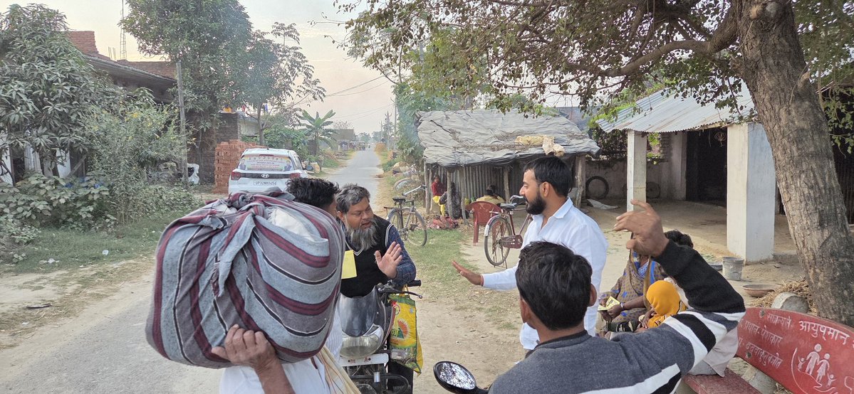 AbhisheknirajRG's tweet image. अपनों के बीच खड़े होकर एक ही बात महसूस होती है
यही लोग ताक़त हैं, यही लोग हौसला हैं।
आप सबका साथ ही मेरी सबसे बड़ी पूंजी है।
आपकी मुस्कान, आपका विश्वास और आपका आशीर्वाद ही
मेरे हर कदम को दिशा देता है।
यहीं से संघर्ष की शुरुआत होती है और
यहीं से जीत की राह निकलती है।