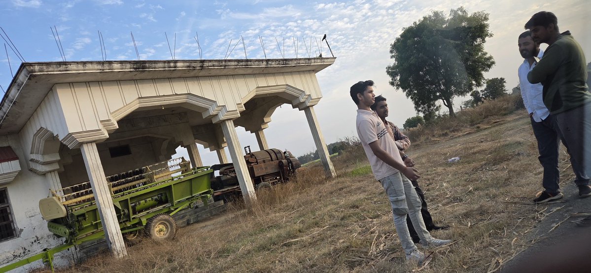 AbhisheknirajRG's tweet image. अपनों के बीच खड़े होकर एक ही बात महसूस होती है
यही लोग ताक़त हैं, यही लोग हौसला हैं।
आप सबका साथ ही मेरी सबसे बड़ी पूंजी है।
आपकी मुस्कान, आपका विश्वास और आपका आशीर्वाद ही
मेरे हर कदम को दिशा देता है।
यहीं से संघर्ष की शुरुआत होती है और
यहीं से जीत की राह निकलती है।