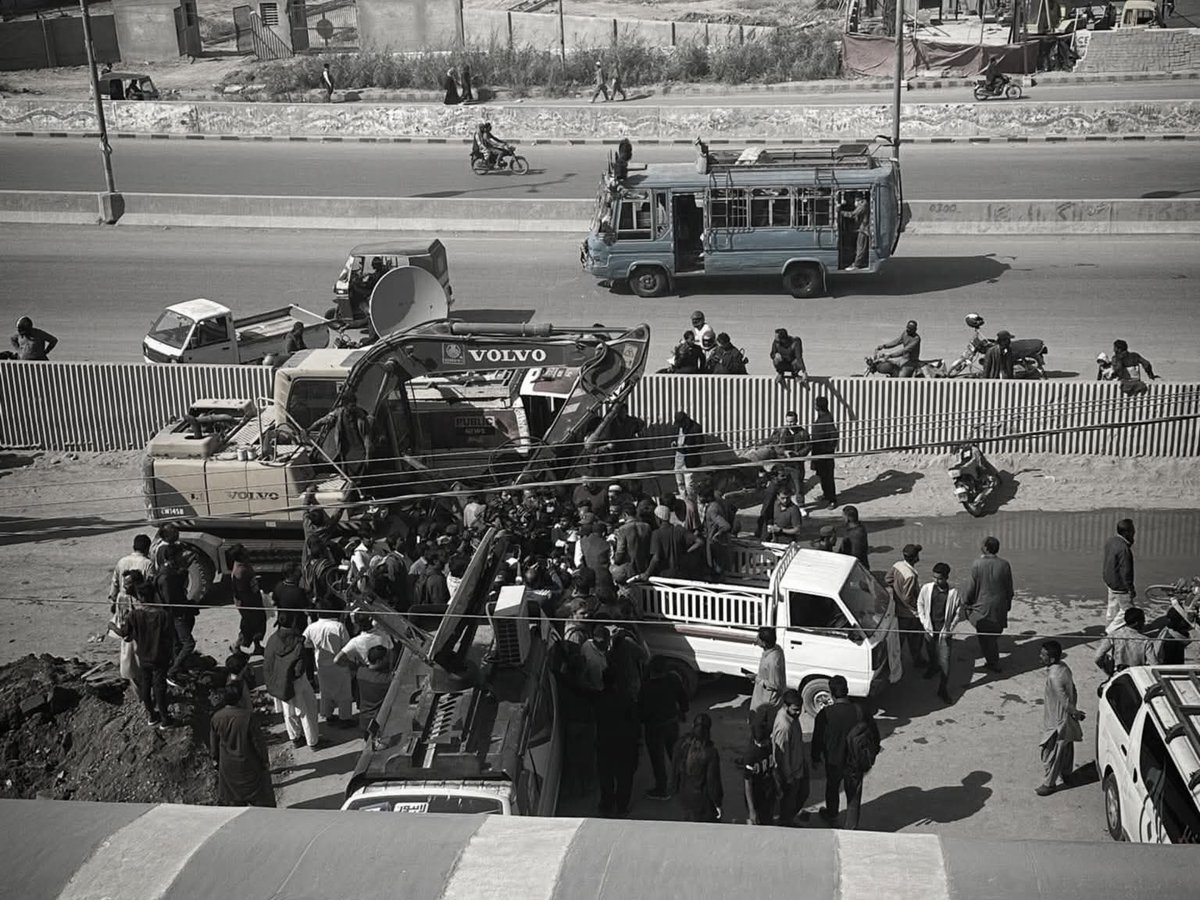 faizi_siddiquii's tweet image. This is Karachi a city with no accountability, no responsibility, no one who cares. These tragedies happen every day. Every department blames another, every official pretends nothing happened and ordinary people keep dying. Human life here is worthless.
#NipaIncident