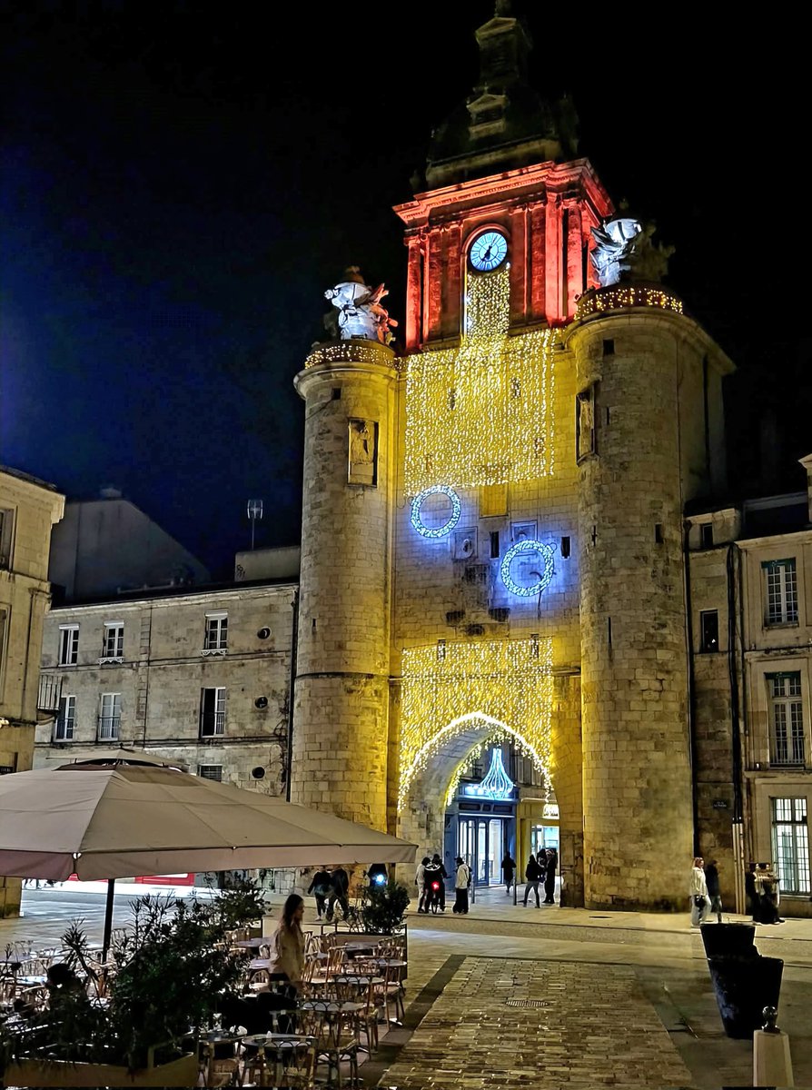 _MissROXY_'s tweet image. Du vieux port à la vieille ville et ses célèbres arcades, il n'y a qu'un pas. Ou plutôt qu'une porte, celle qui s'ouvre sous notre sublime tour de l'horloge qui arbore ses habits de #Noël 🎄#LaRochelle