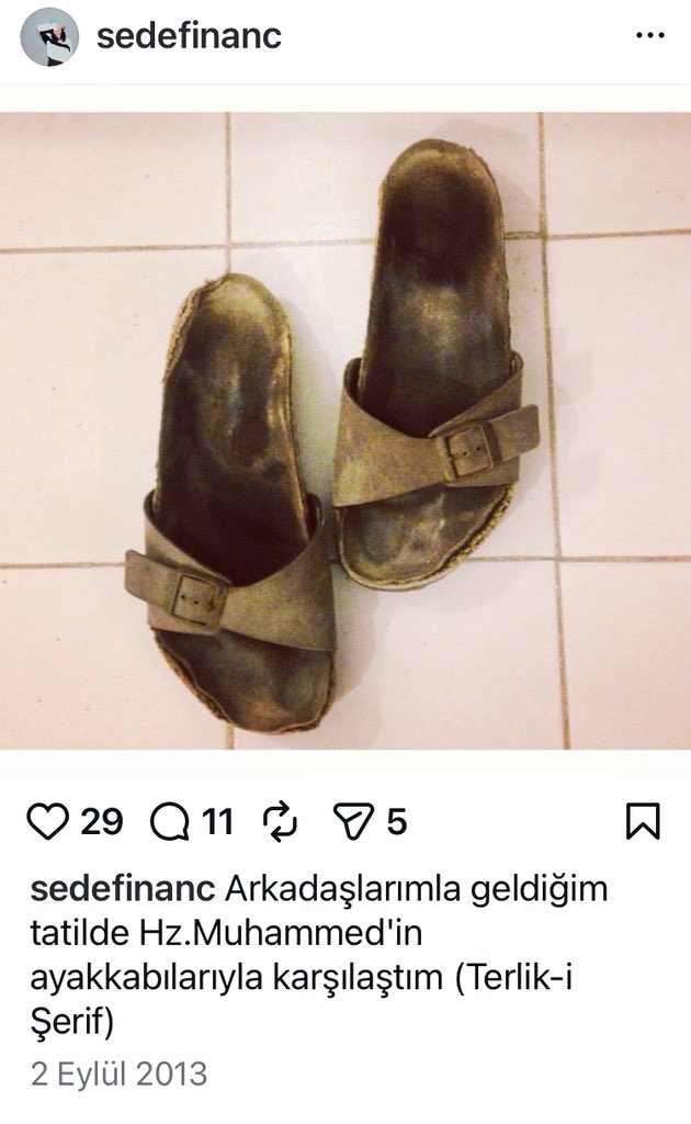 Oyuncu Feyyaz Yiğit’in eşi kurgu yönetmeni Sedef İnanç’ın paylaşımı Peygamber efendimize bir saygısızlık olarak hala sayfasında duruyor. Bu tür insanların değerlerimize karşı yapılan saldırıları kınıyoruz bu kişiyi de haddini bilmeye davet ediyoruz! Sayfasına spam atalım!