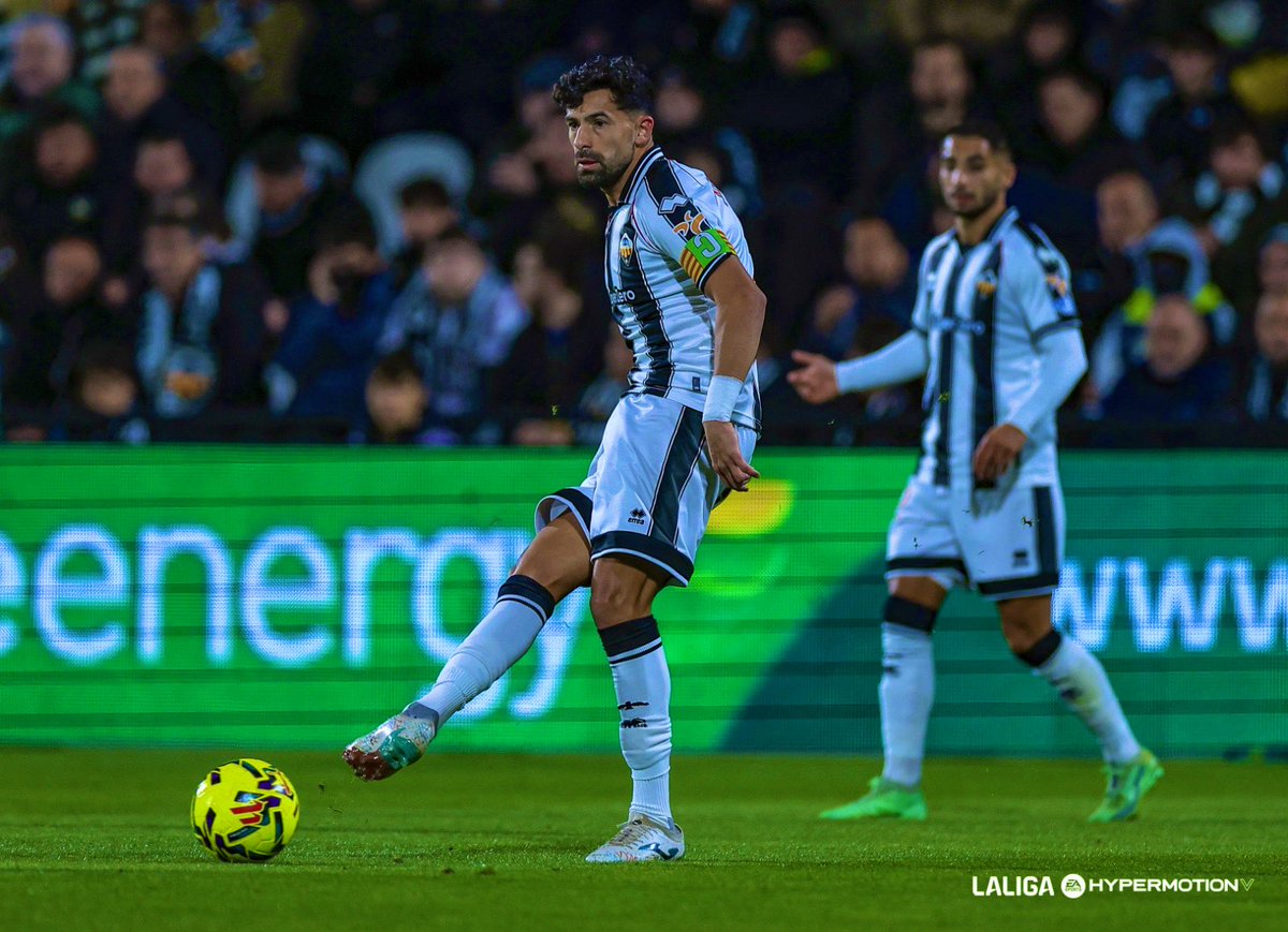 Lo he comentado varias veces, enorme @AlbertoLaOliva y como ha 'reconducido' su carrera profesional. Titularísimo en el <a href="/CDCastellon/">CD Castellón</a> (cerca de llegar a los 100 partidos) y capitán de un equipo que ocupa play off de ascenso a 1° División

Y yo que me alegro muchísimo por ello...