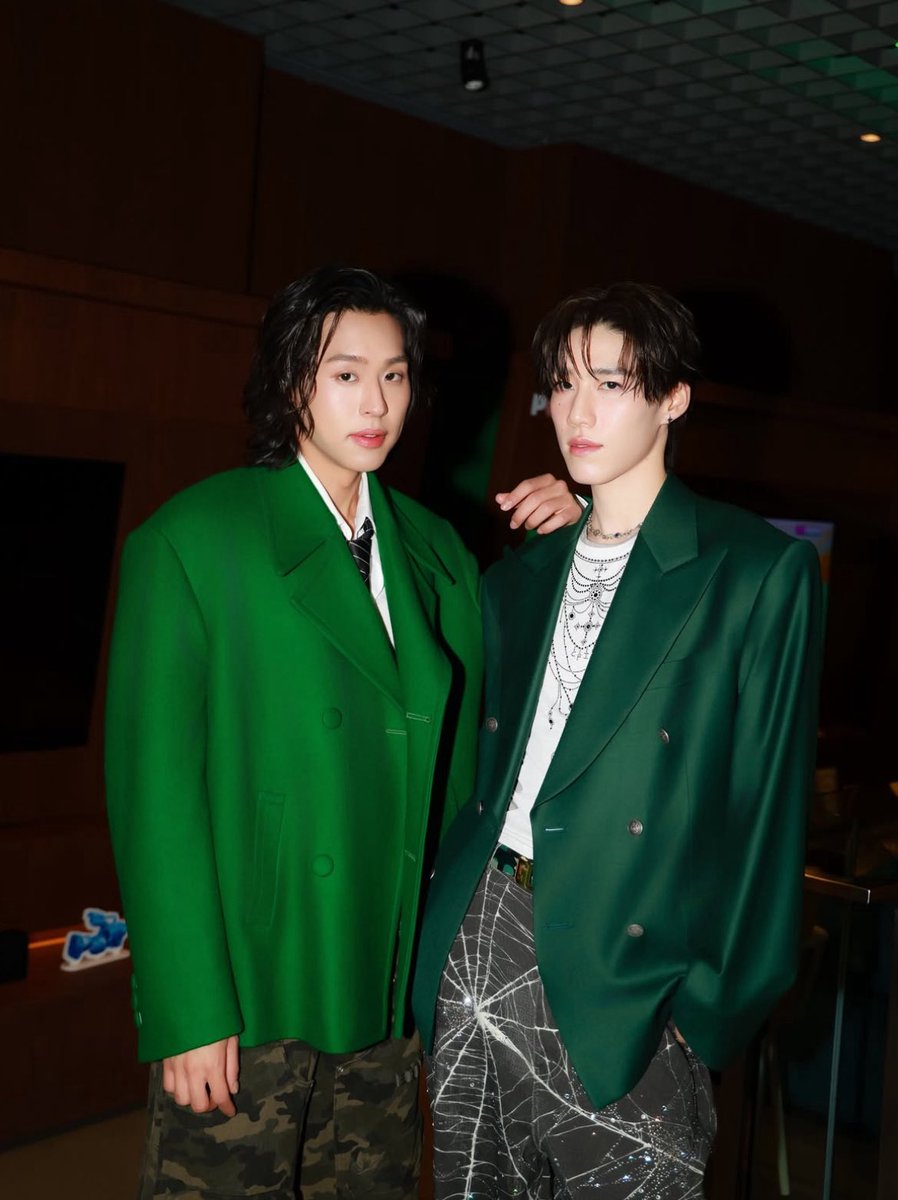 ถ้าพี่ถามว่าเขียวไหนก็จะตอบเขียว AIS 
แต่ถ้าถามว่าอยากให้เป็นใคร ก็ต้องบิวกิ้นพีพีสิคะ 😭✌🏻💚