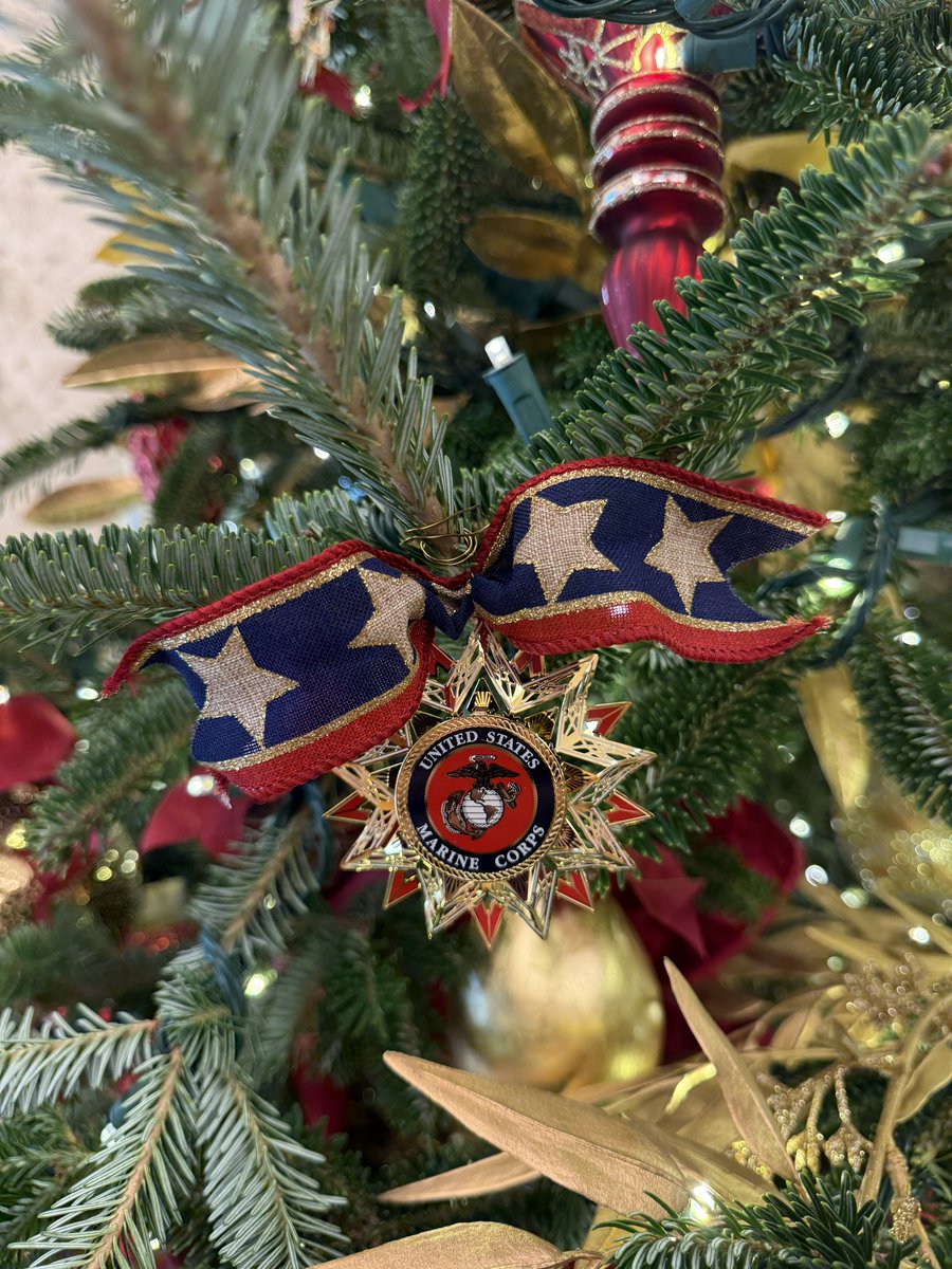 MargoMartin47's tweet image. All branches of the military are displayed on the President’s Christmas tree in the Oval Office🎄🇺🇸