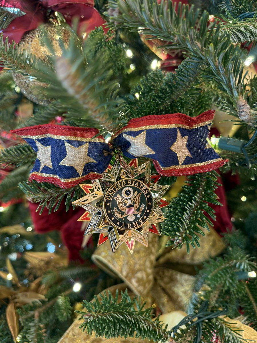MargoMartin47's tweet image. All branches of the military are displayed on the President’s Christmas tree in the Oval Office🎄🇺🇸