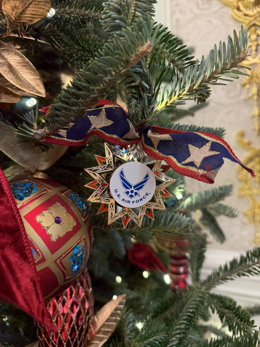 MargoMartin47's tweet image. All branches of the military are displayed on the President’s Christmas tree in the Oval Office🎄🇺🇸