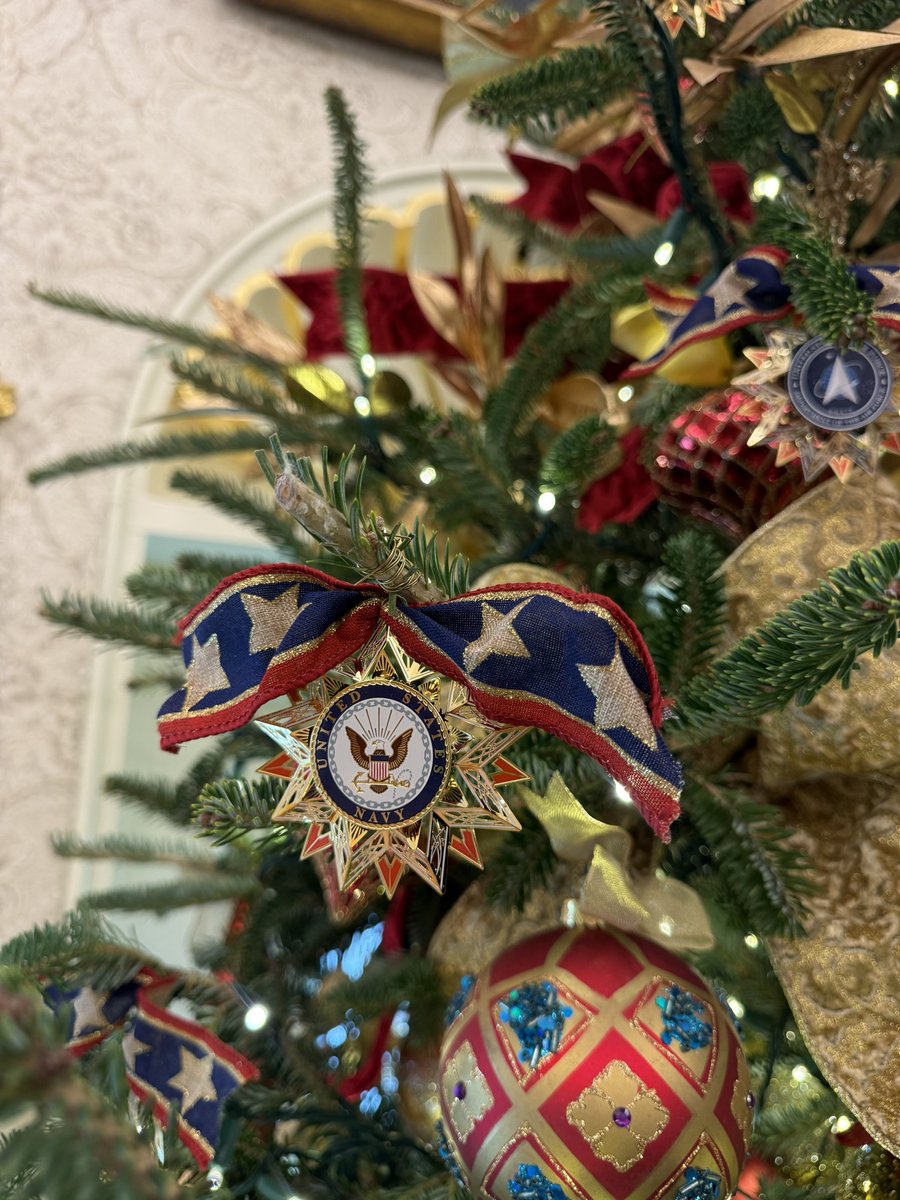 MargoMartin47's tweet image. All branches of the military are displayed on the President’s Christmas tree in the Oval Office🎄🇺🇸