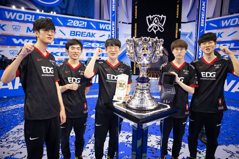 ybgborge's tweet photo. @DGeezy87 @satayu_128 @lolesports must be a glitch but i can’t find peyz’s world trophy…only him flashing into a skarner ult🤔 https://t.co/imfFXjB4nT
