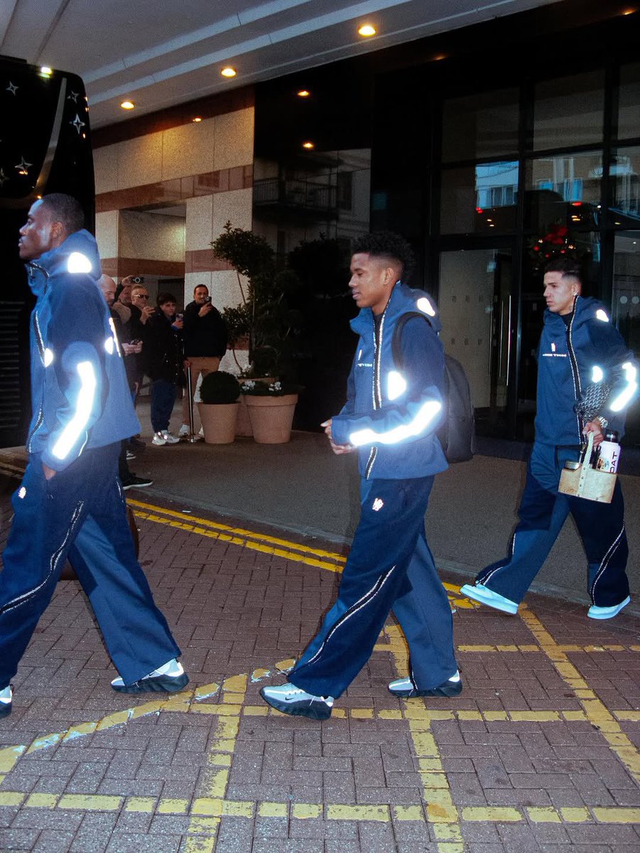 NoteSphere's tweet image. Chelsea players reported for London derby in a very clean Nike Tech Boreas.