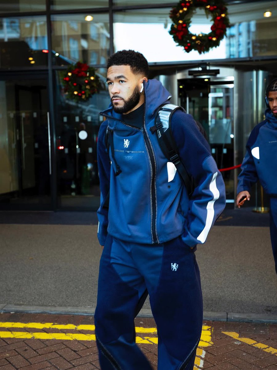 NoteSphere's tweet image. Chelsea players reported for London derby in a very clean Nike Tech Boreas.