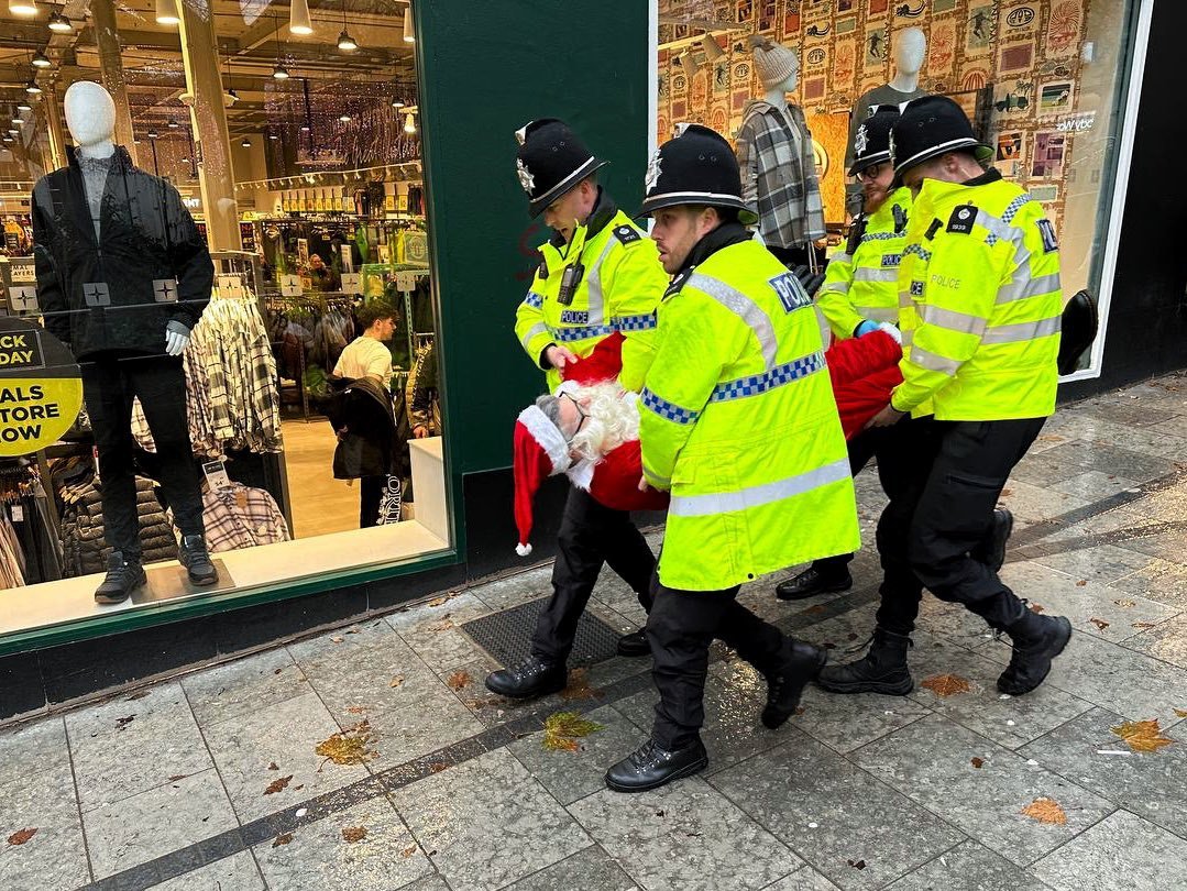 RudyHavenstein's tweet image. Apparently he said &quot;Merry Christmas&quot; and someone suffered anxiety and now he&apos;ll do two years in Bellmarsh.